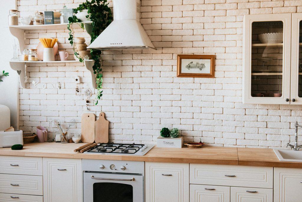 Wil je de keuken vernieuwen, maar weet je niet waar je moet beginnen? Let in ieder geval op de kleuren, het materiaal, de meubels en de vloer. Lees er hier meer over!