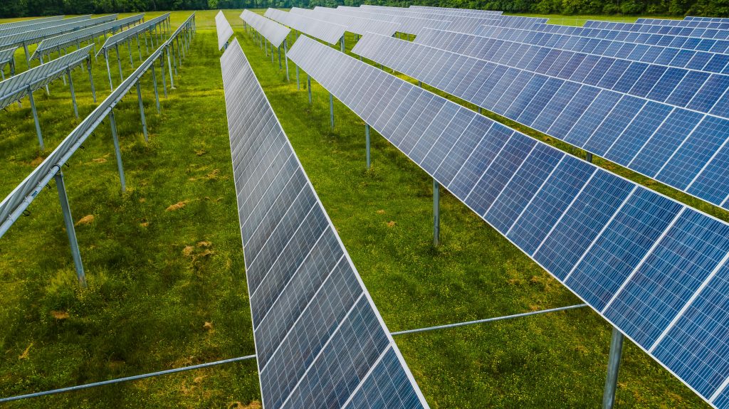 esparen op energiekosten is iets wat zowel particulieren als bedrijven graag willen. Van energie vergelijken tot zonnepanelen; lees hier over de mogelijkheden!